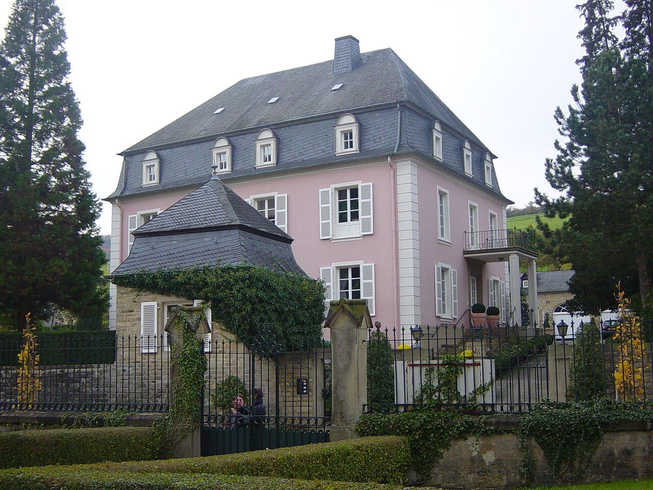 33 chateau born